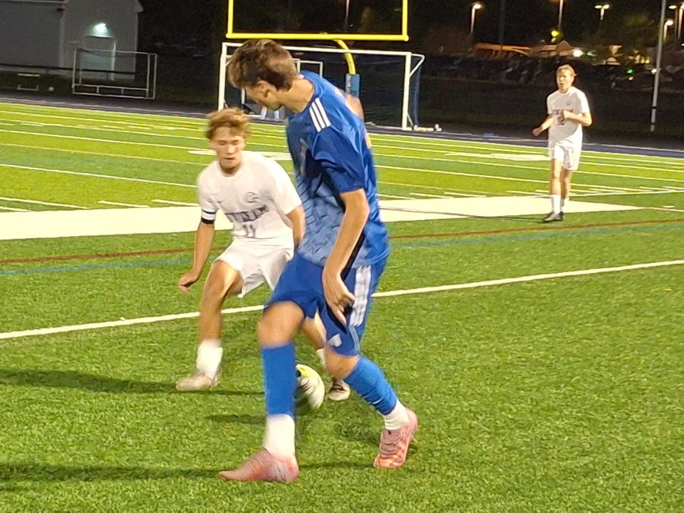 Falmouth boys continue fast start by downing Windham