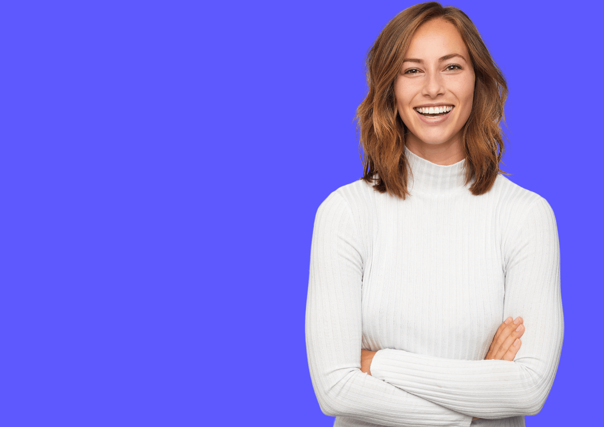 Junge Frau in weissem Pullover lacht in die Kamera.