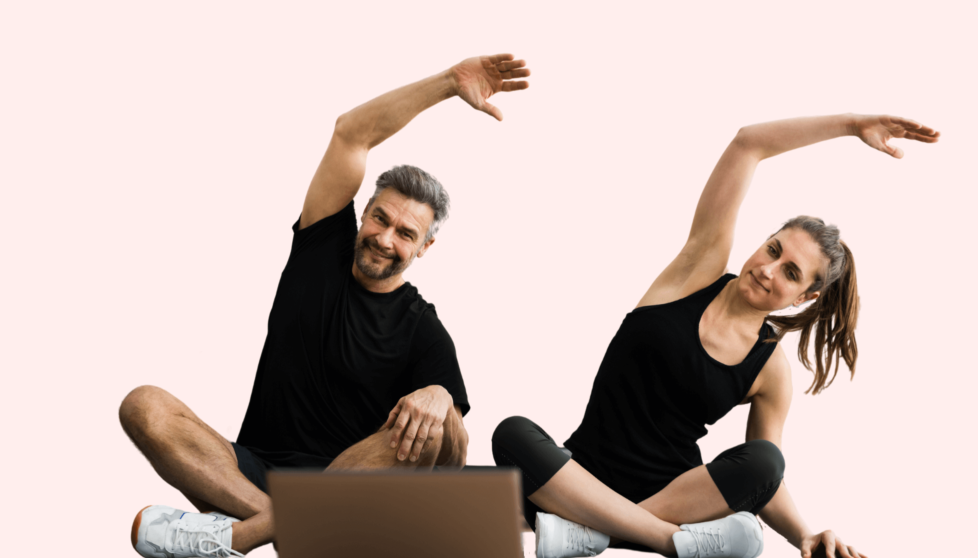 Ein Paar sitzt auf dem Boden vor einem Laptop und macht Dehnübungen mit Akina Cloud.