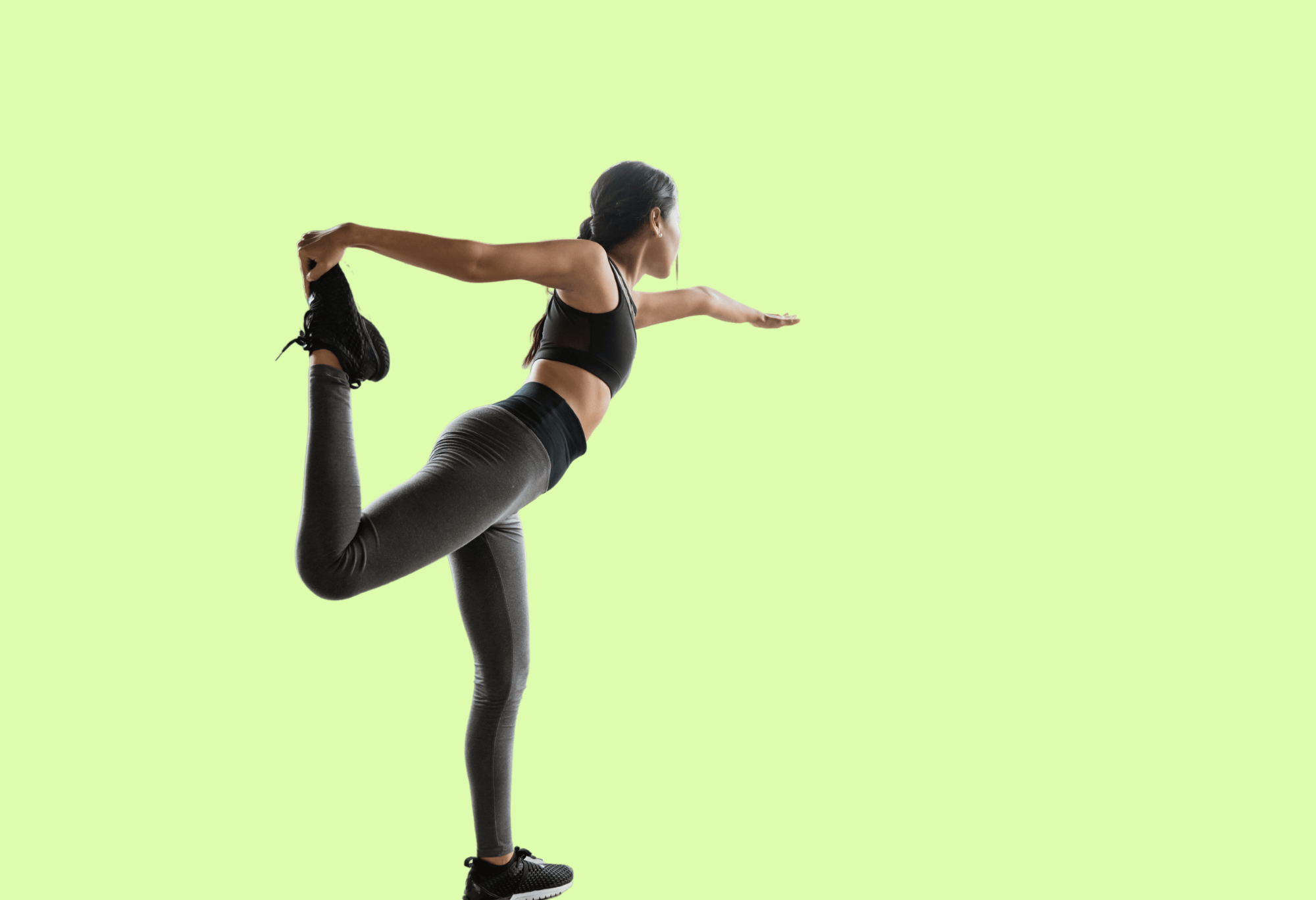 Frau dehnt mit Akina ihren Körper in Yoga-Pose.