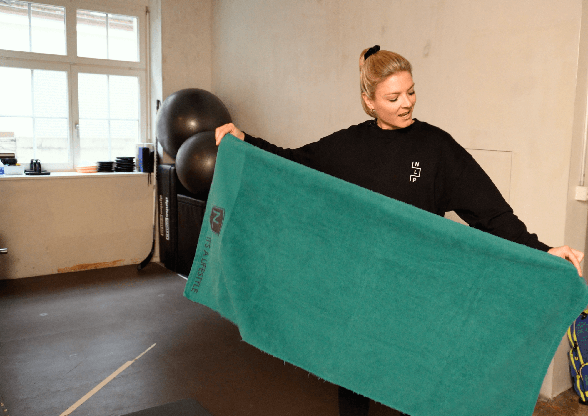 Fabienne bereitet Physio-Praxis auf den nächsten Patienten vor.