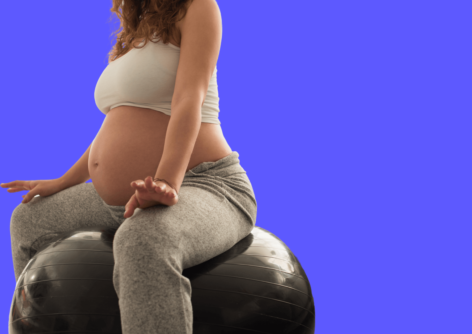 Hochschwangere Frau macht Schwangerschaftsgymnastik.