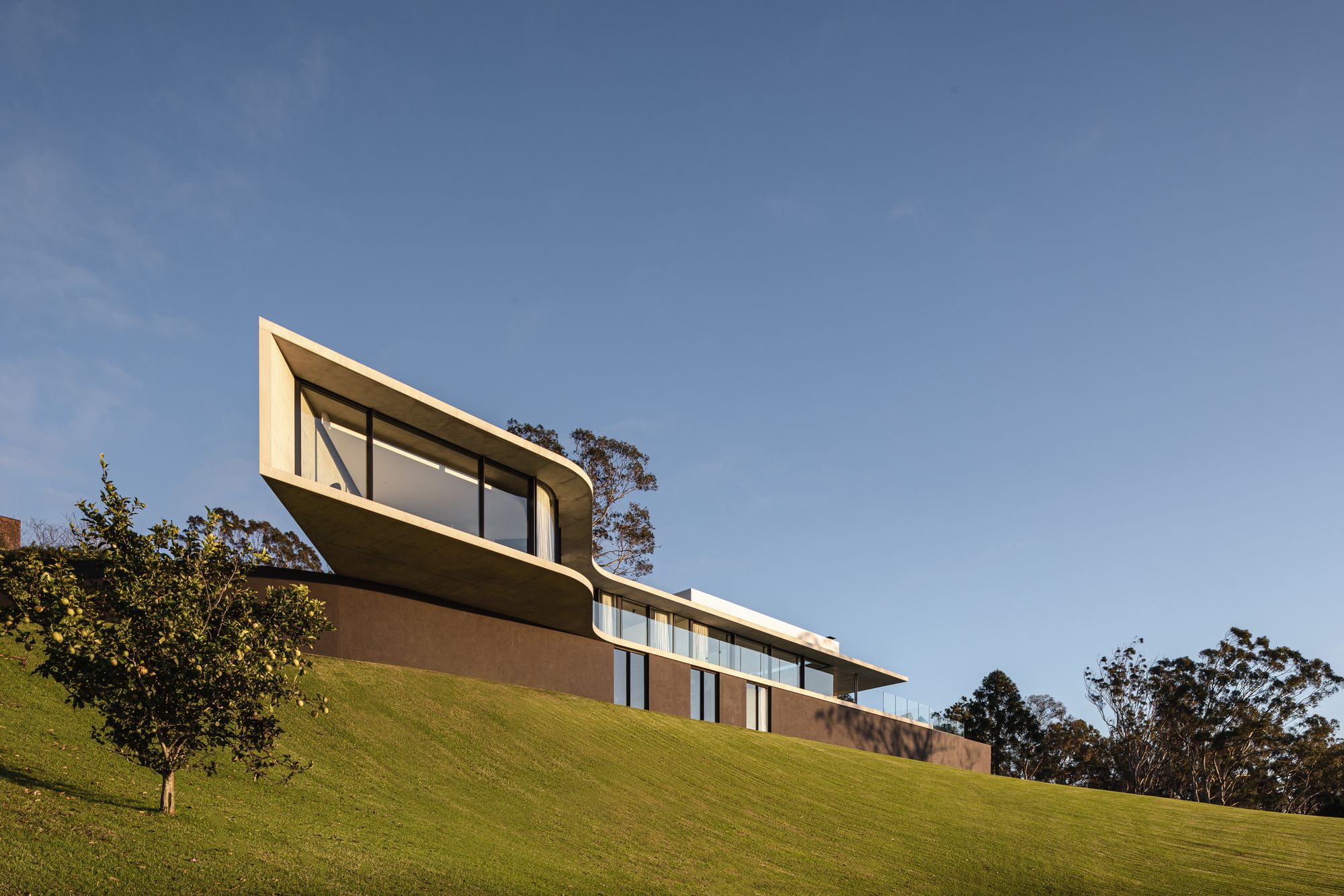 Cliffhanger by Joe Adsett Architects showing the rear elevation of the concrete and block house