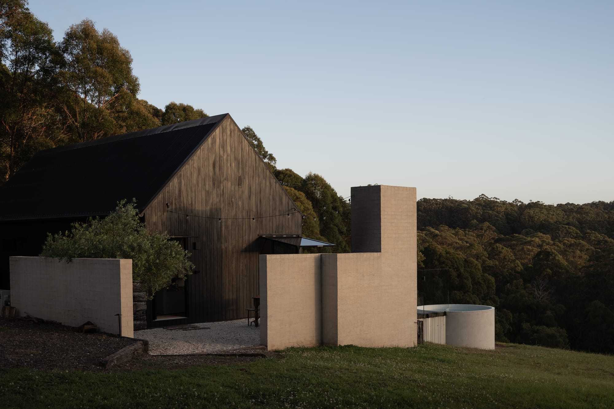 Round Hill Retreat by Round Hill Projects x SI.DE Architecture. Photography by Tim Birch. Kitchen and dining space with limewashed walls and terracotta floor tiles.