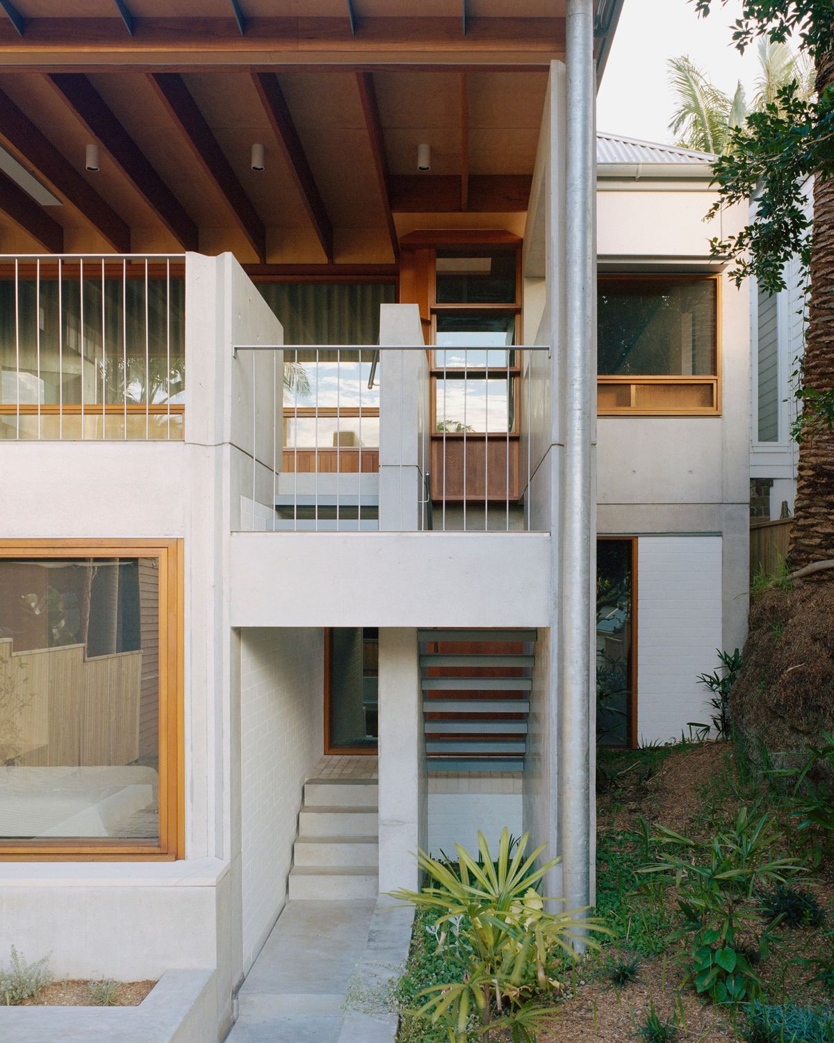 Lee House by Candalepas Associates. New rear extention on the original 1850's fishermans cottage. 