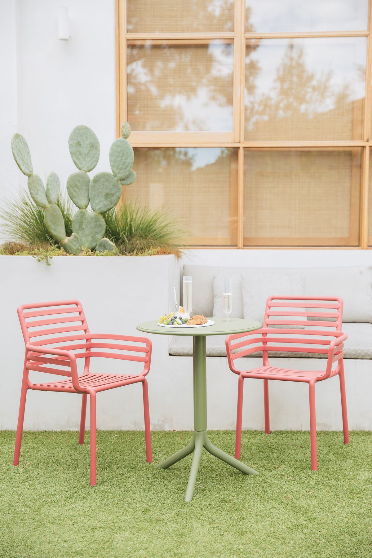 Remarkable Outdoor Living: Nadi Doga Outdoor Resin Dining Armchair. 