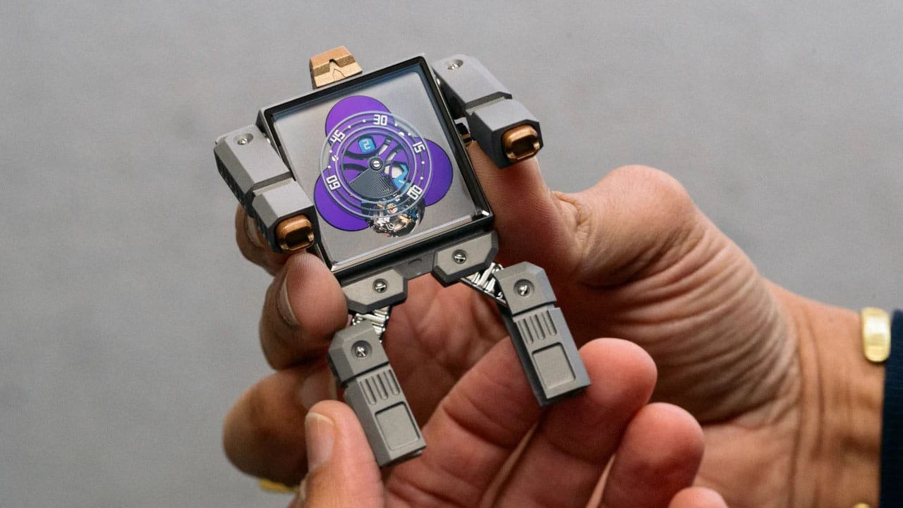 The RETROVISION 85 transformed into a robot figurine