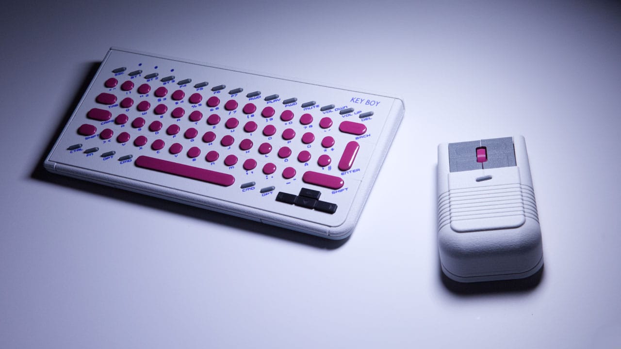 A mouse that looks like a Game Boy DMG next to a keyboard
