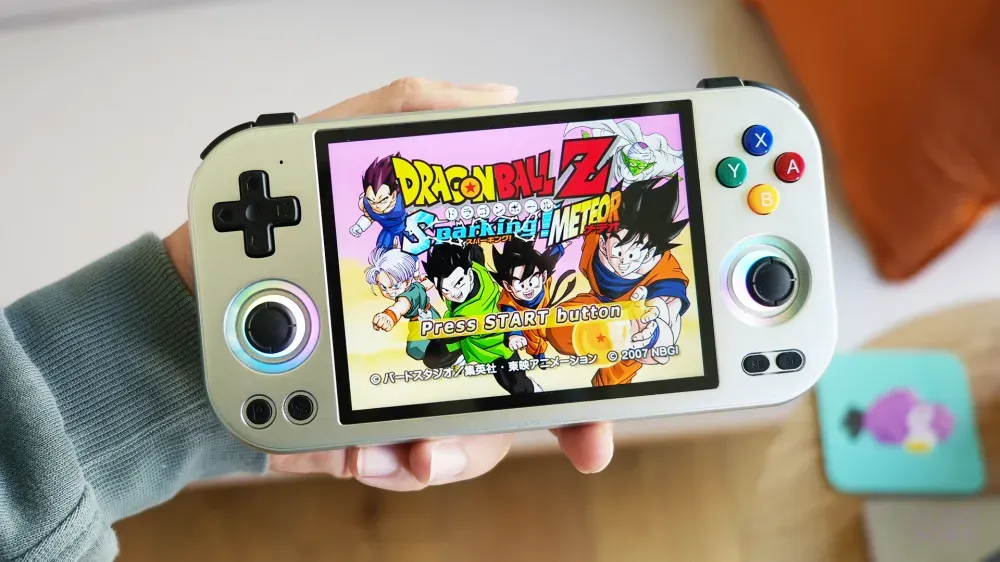ANBERNIC RG477M с игрой Dragon Ball