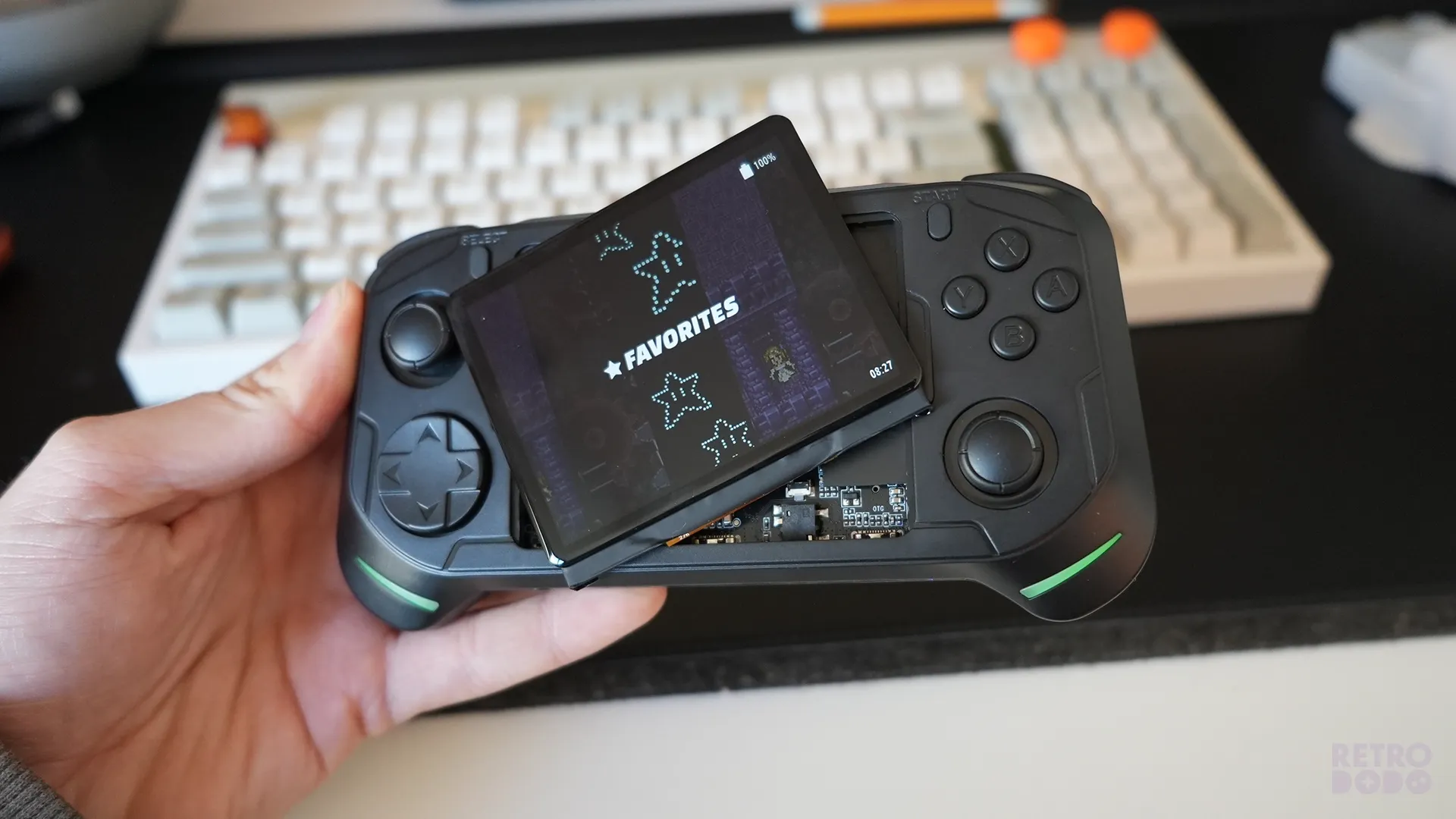 The E1 handheld from Abxylute with a broken screen
