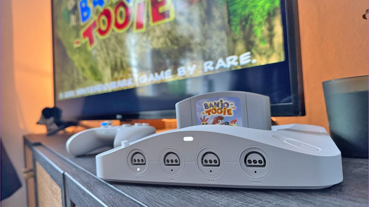 Banjo tooie in Seb's white Analogue 3D with Banjo-Tooie start screen on the TV behind