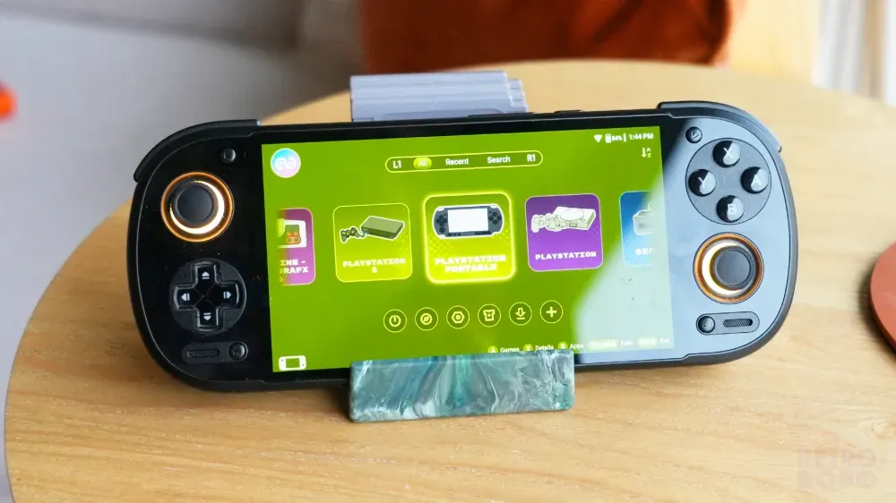 Retroid Pocket 6 на подставке