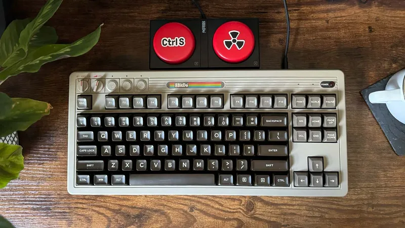 Seb's C64-inspired mechanical keyboard from 8BitDo