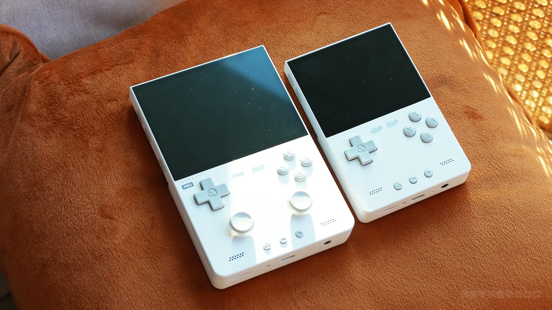 TRIMUI Brick Pro vs TRIMUI Brick