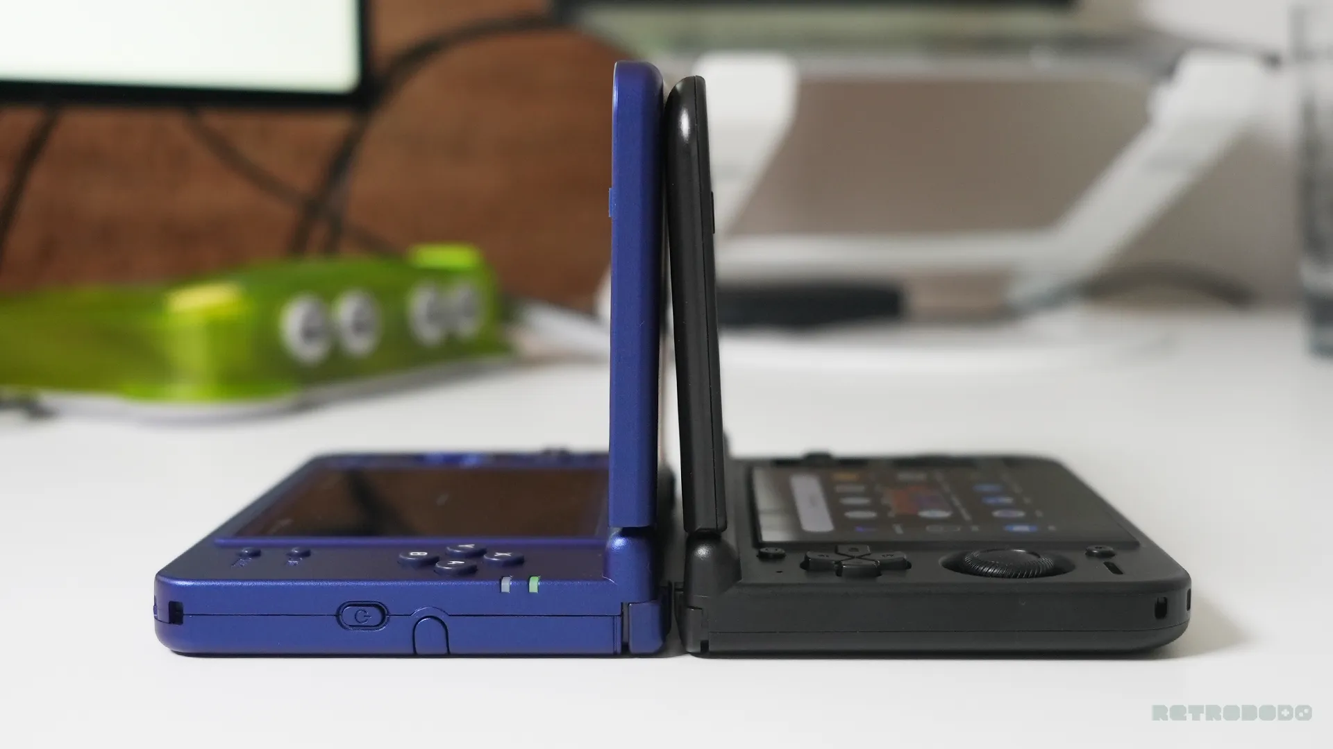 Retroid Duo Lite vs ANBERNIC RG DS Plus Hinge