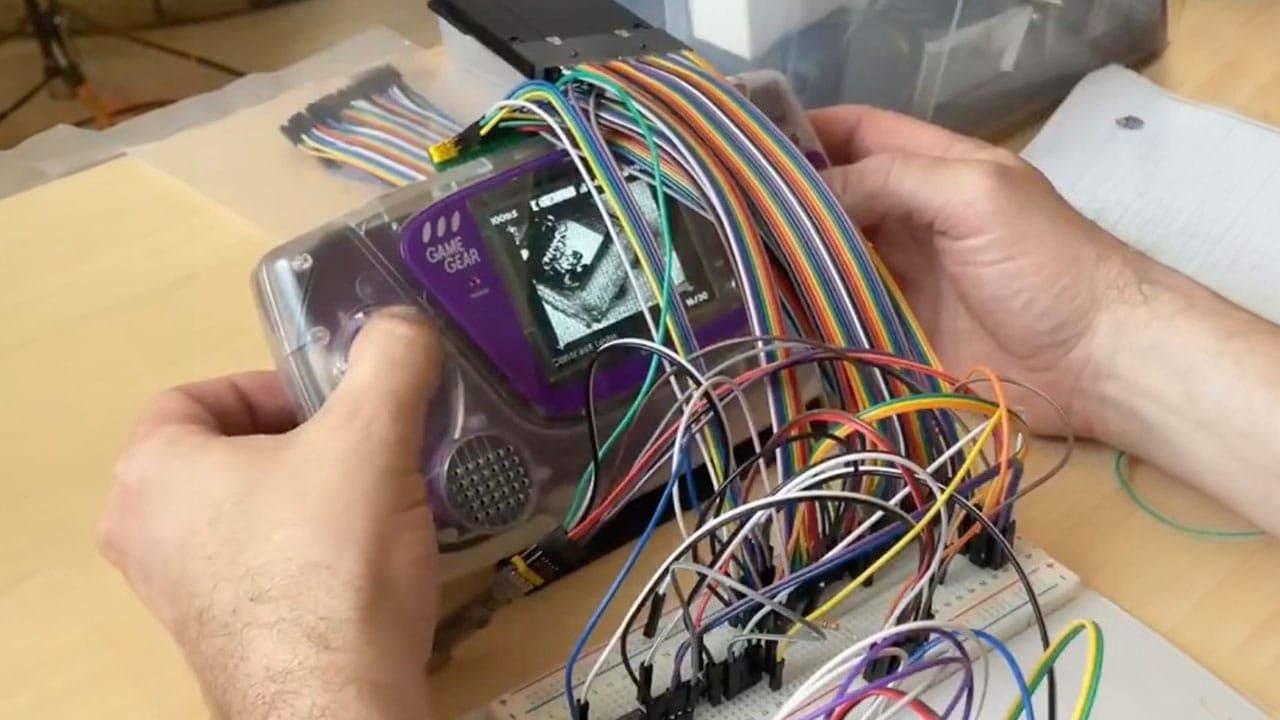 Modder Creates Game Gear Camera Using Original GBC Hardware