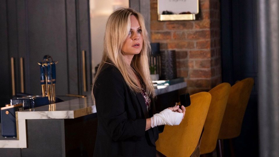 Canadian Coronation Street Spoilers: Kit Grows Suspicious of Sarah