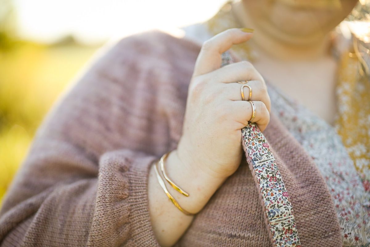 Fabric facing for a knitted button band