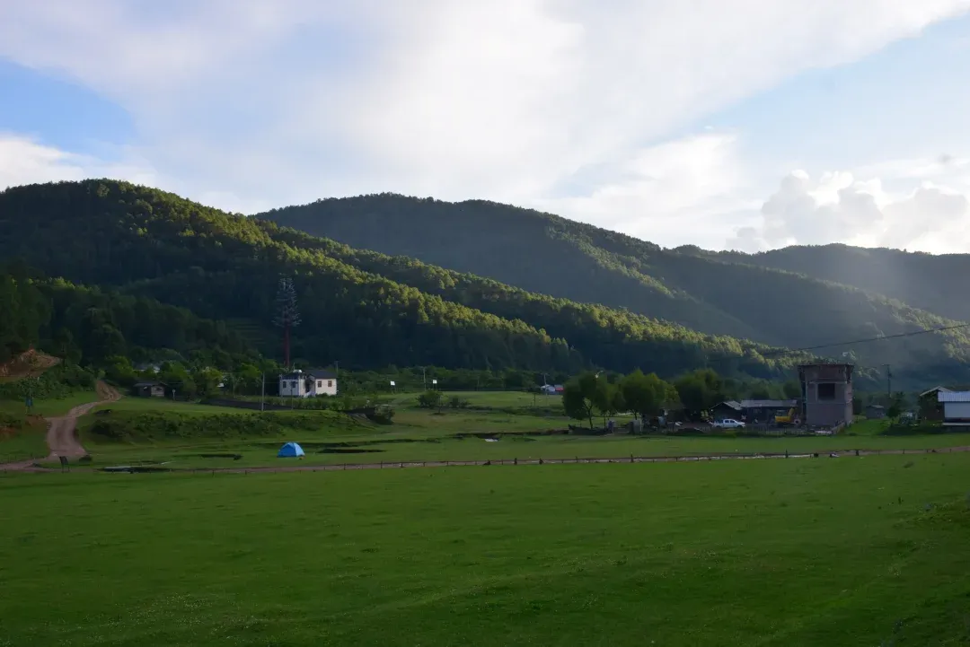 Dalangba_CreditJiangXing_Farmhouse_grass_camp