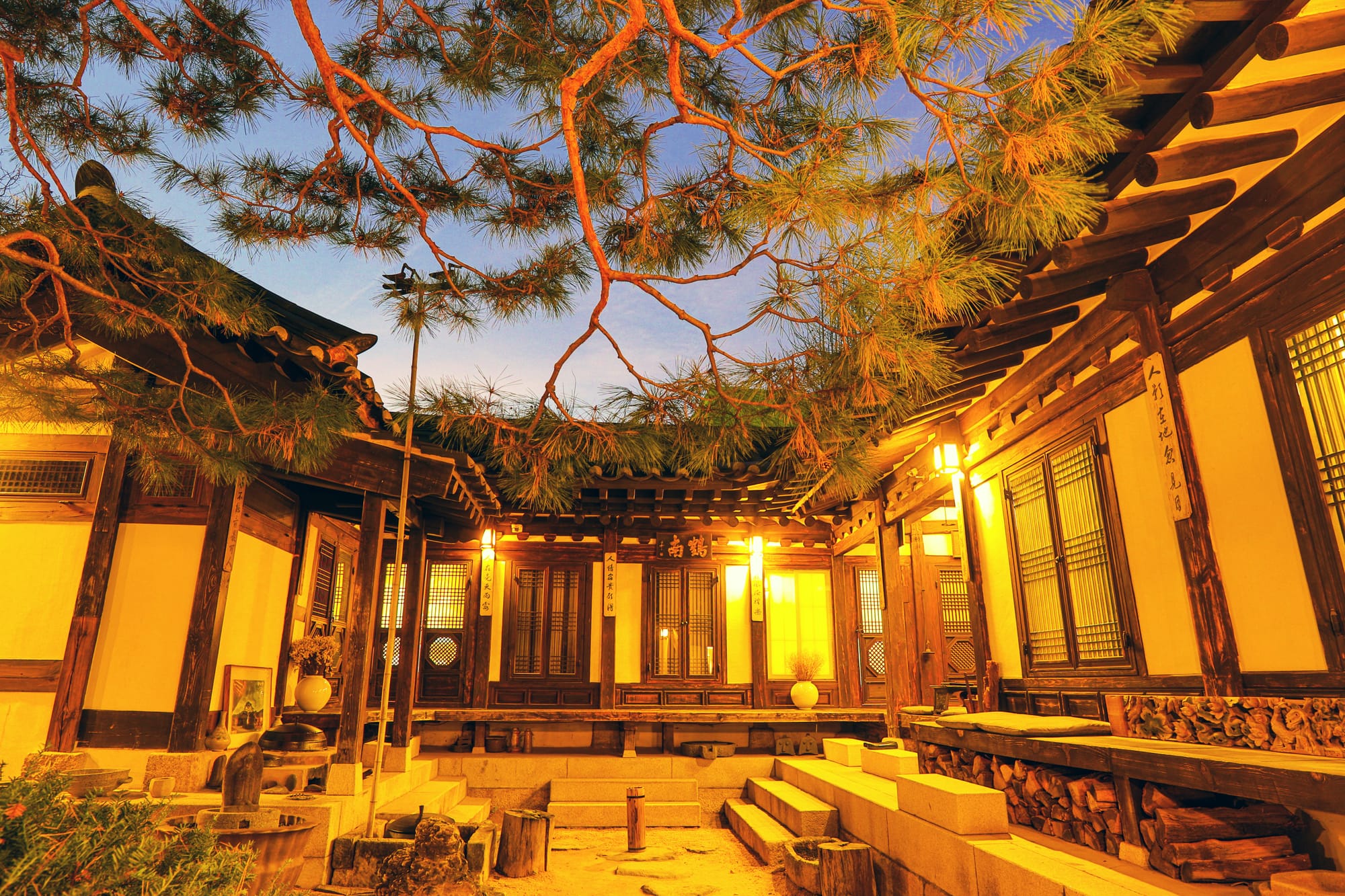 RakkojaeSeoul_CreditRakkojaeSeoul_Building_Evening entrance gate, view through open wooden doors onto hanok roof