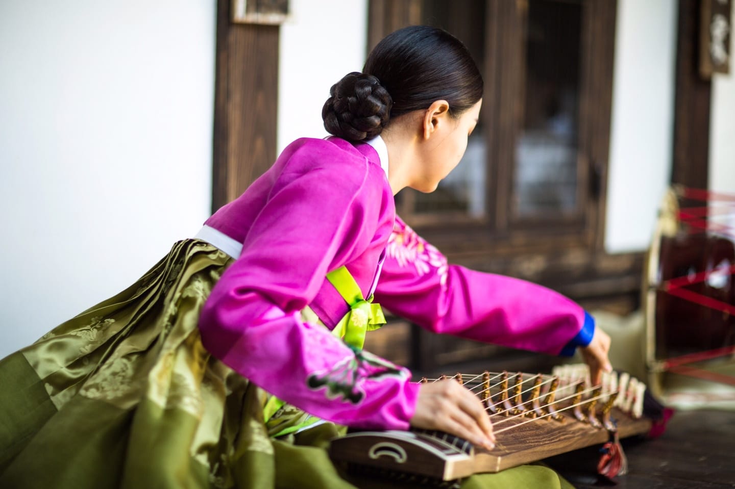 RakkojaeSeoul_CreditRakkojaeSeoul_Girl_Music Musikerin in Hanbok spielt Gayageum