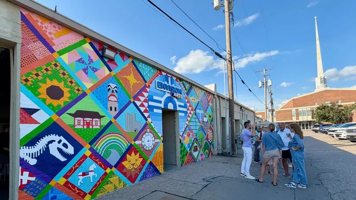 Envision Arts Center unveils quilt-themed new mural