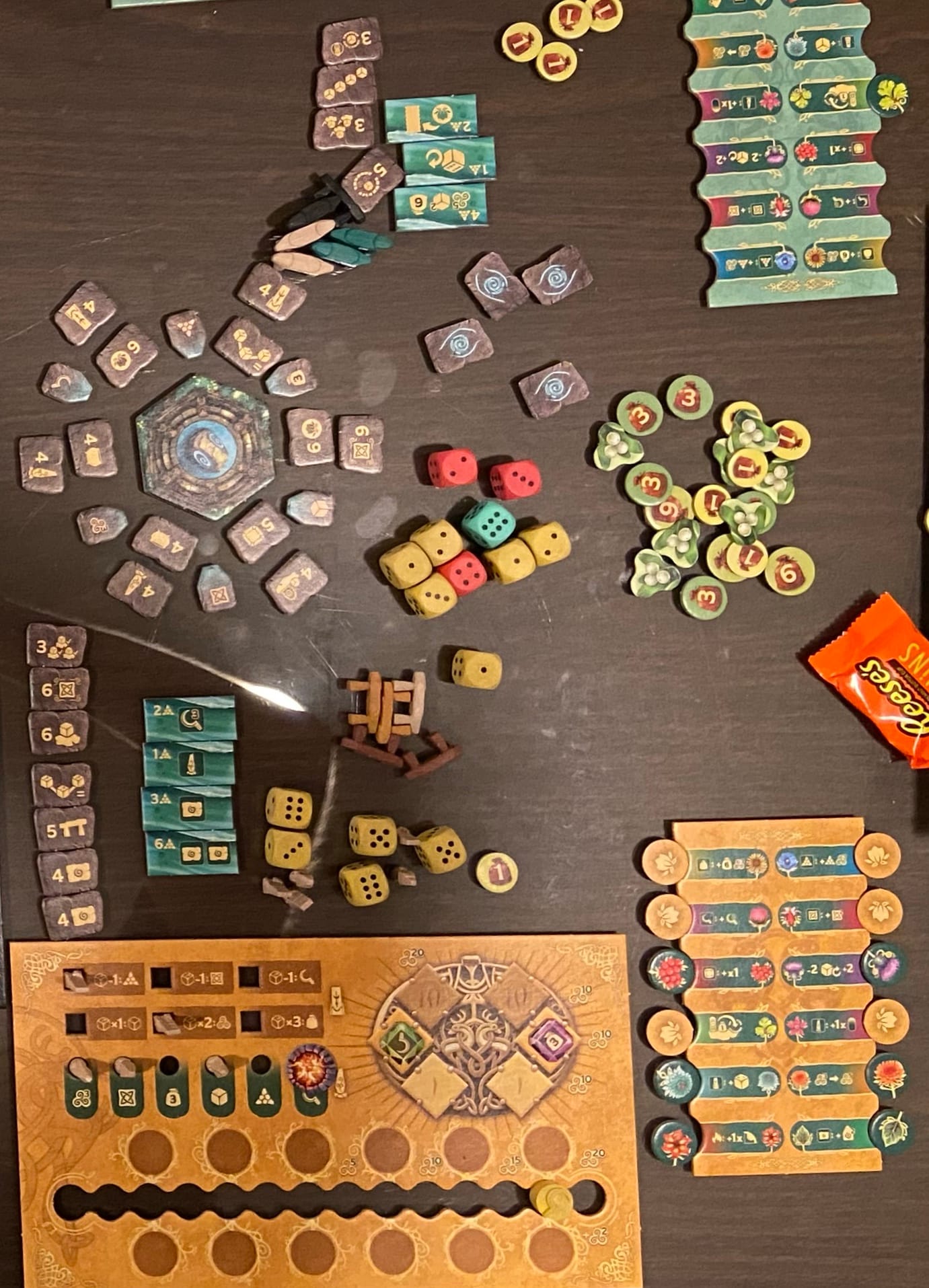 The yellow player's game board is visible, along with an array of twelve endgame bonus tiles in a circle, with bonus tiles between each pair.