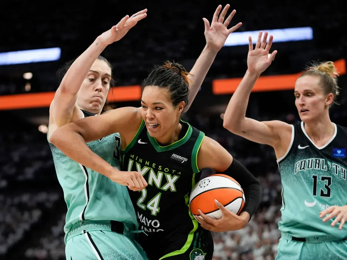 napheesa collier shouldering through breanna stewart 