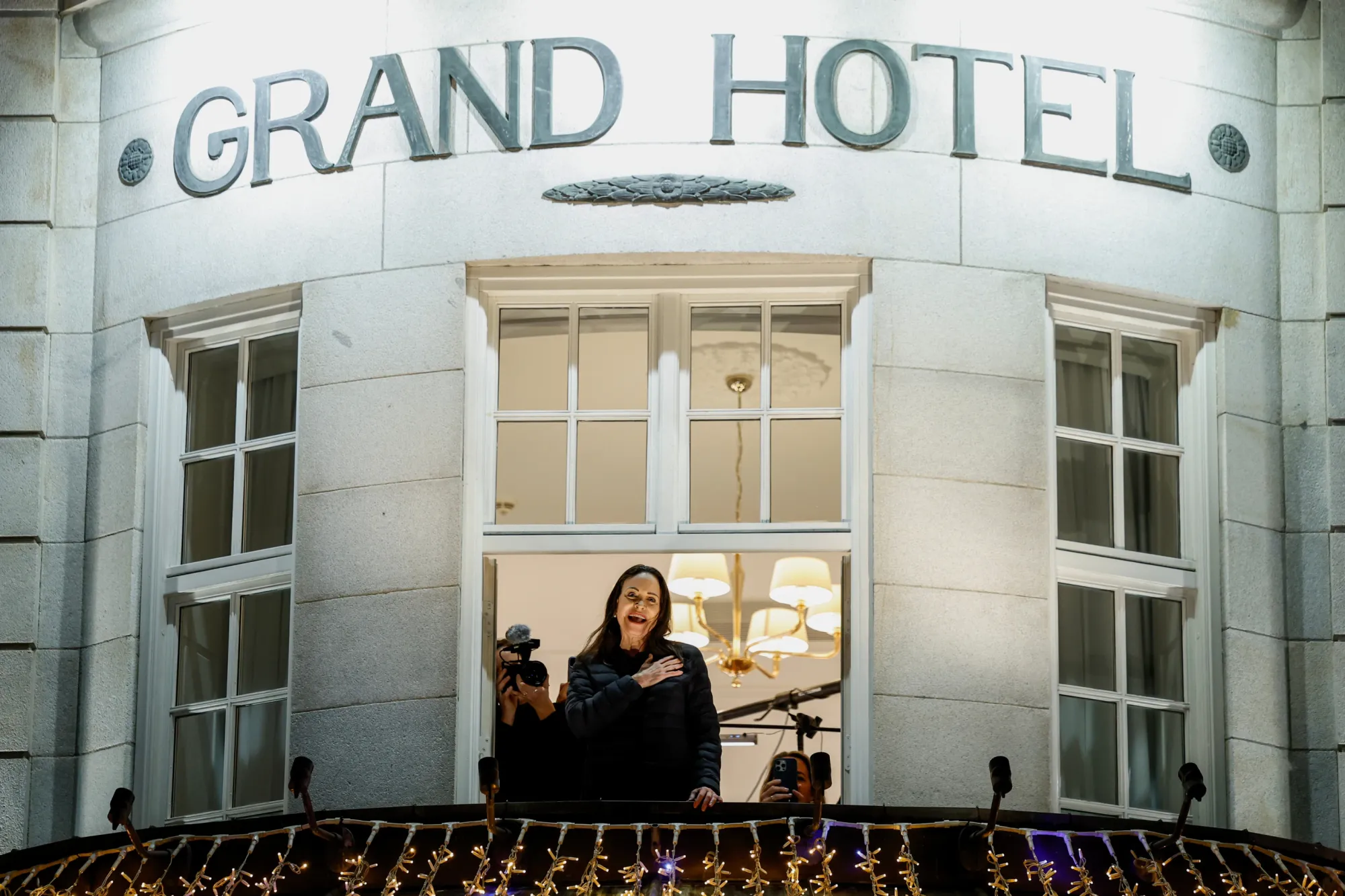  La Premio Nobel de la Paz, María Corina Machado, reacciona ante la multitud reunida desde un balcón del Grand Hotel, en Oslo, Noruega, la madrugada del jueves 11 de diciembre de 2025. (Jonas Been Henriksen/NTB Scanpix vía AP)