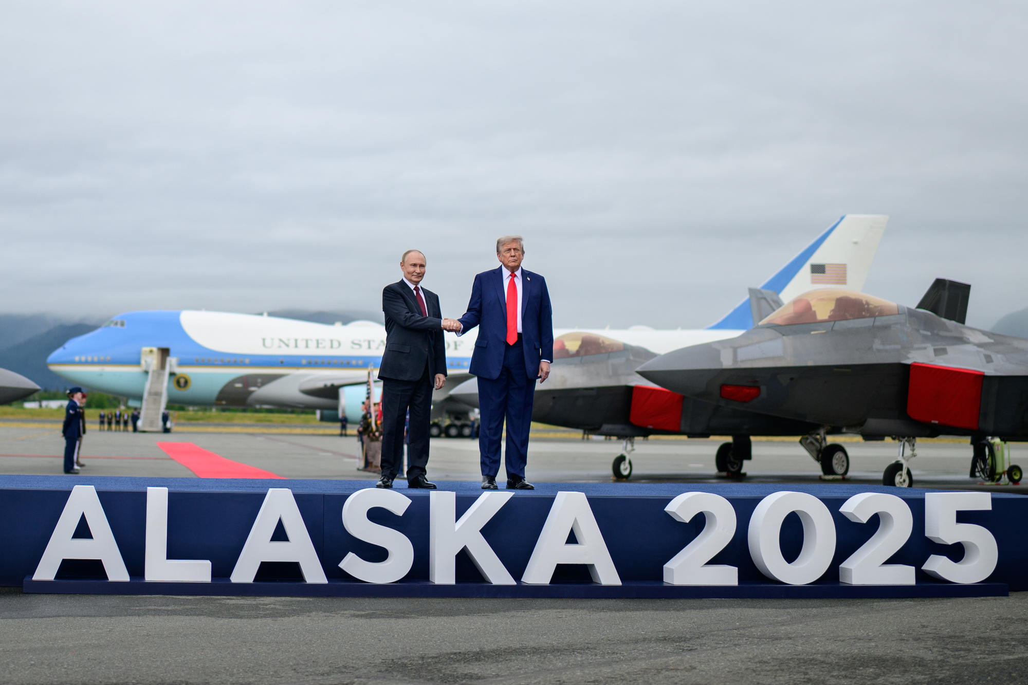El Kremlin abre la puerta a una cumbre entre Vladímir Putin y Donald Trump durante la cita de la APEC en China