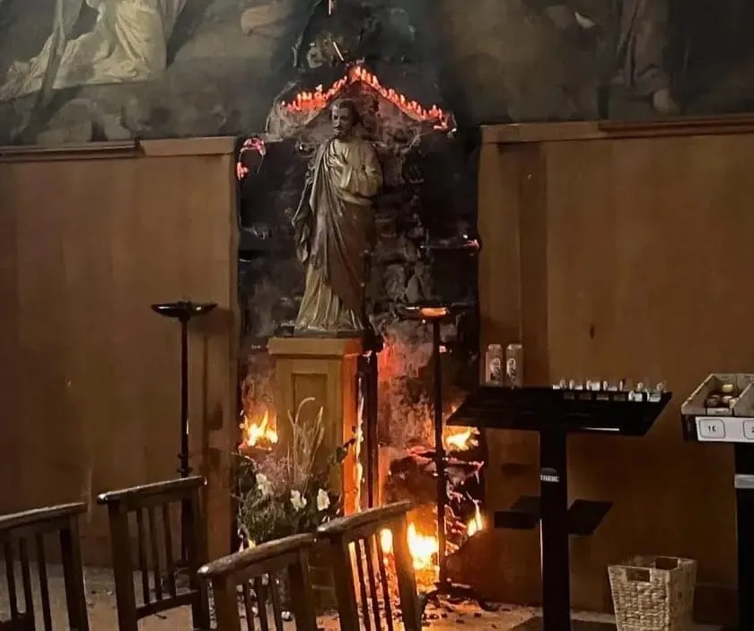 Incendio Intencional Arrasa con la Iglesia Notre-Dame des Champs en París: Segundo Ataque en Menos de 48 Horas