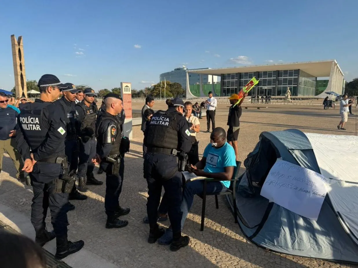 Diputado Brasileño Helio Lopes Acampa Frente a la Corte Suprema en Protesta por Persecución Política