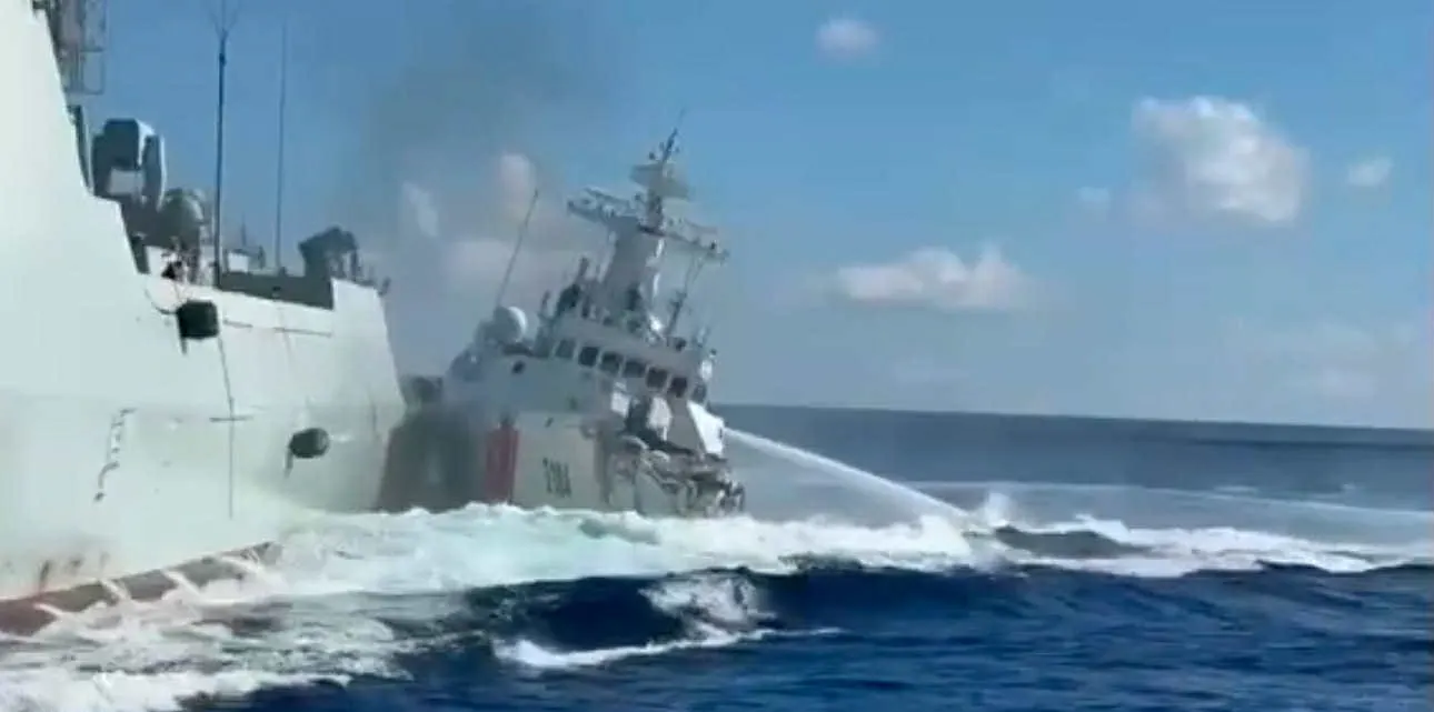 ¡Colisión China! Buques de Guardia Costera y Destructor PLA Chocan Persiguiendo Barco Filipino en Mar del Sur de China