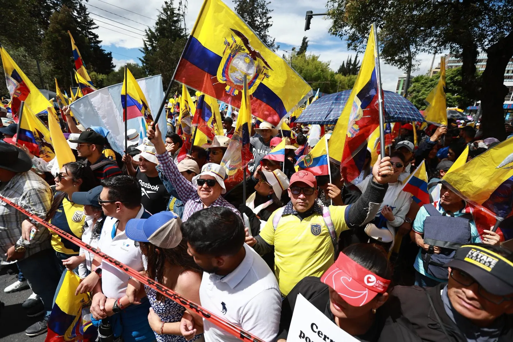 Miles Marchan en Quito Liderados por Noboa contra Corte Constitucional por Frenar Leyes de Seguridad