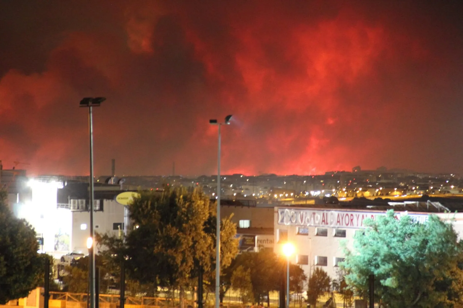 Gran Incendio Forestal Amenaza Urbanizaciones al Norte de Madrid y Obliga a Desalojos