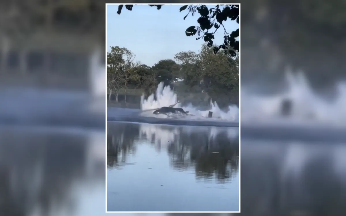 Helicóptero se estrella en lago al combatir incendio forestal en Francia