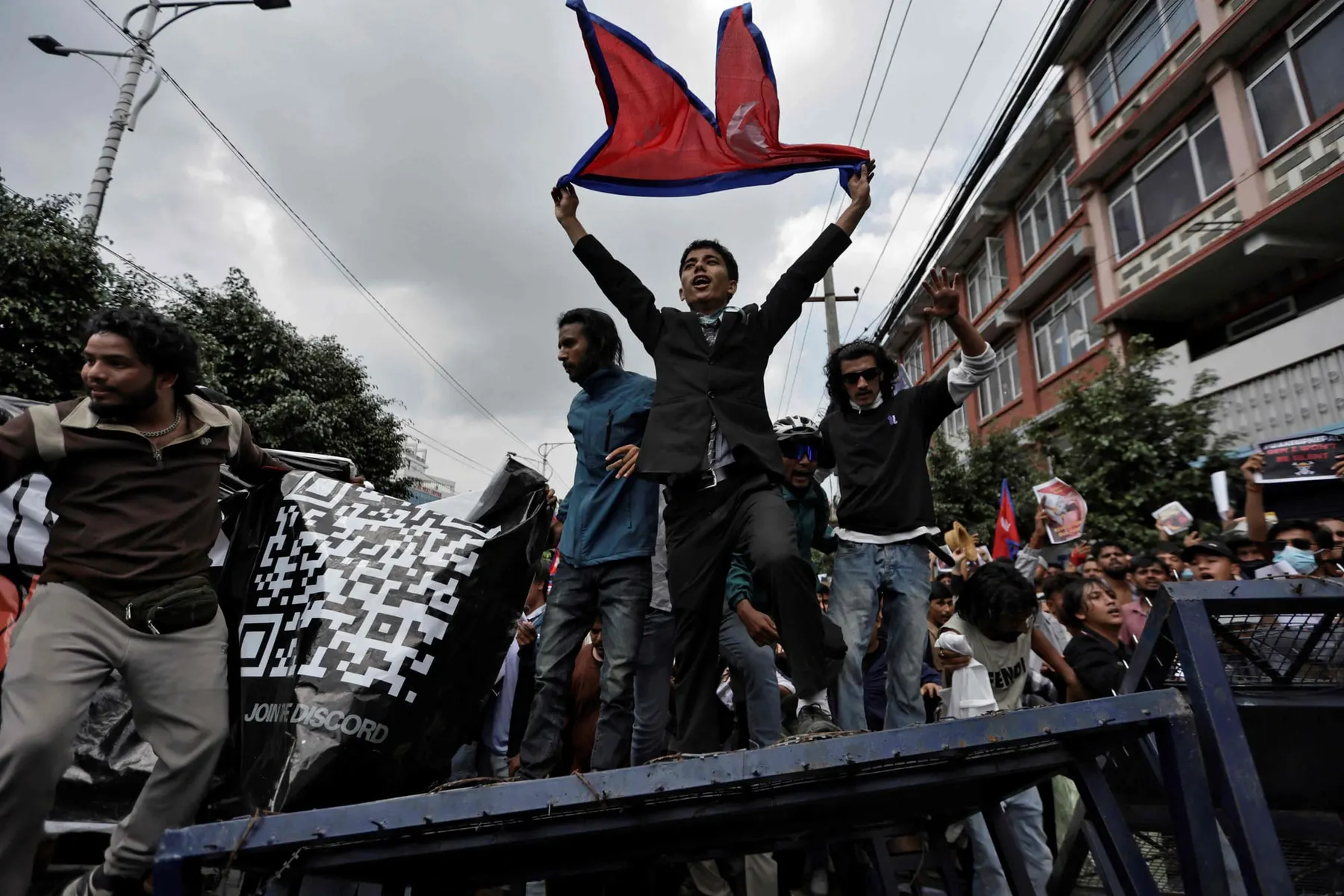 Renuncia el primer ministro de Nepal en medio de protestas masivas