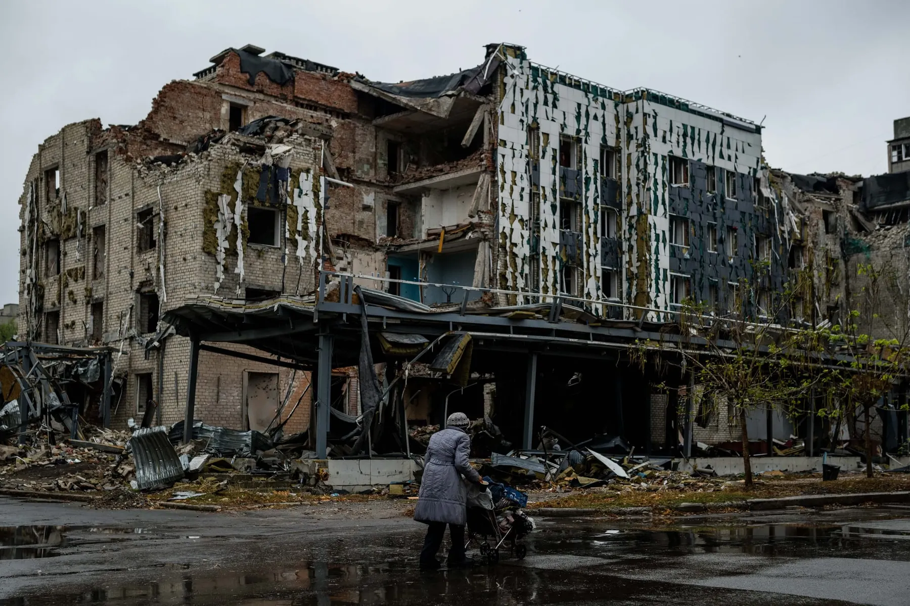 Putin bombardeó un centro de pago para jubilados en Ucrania