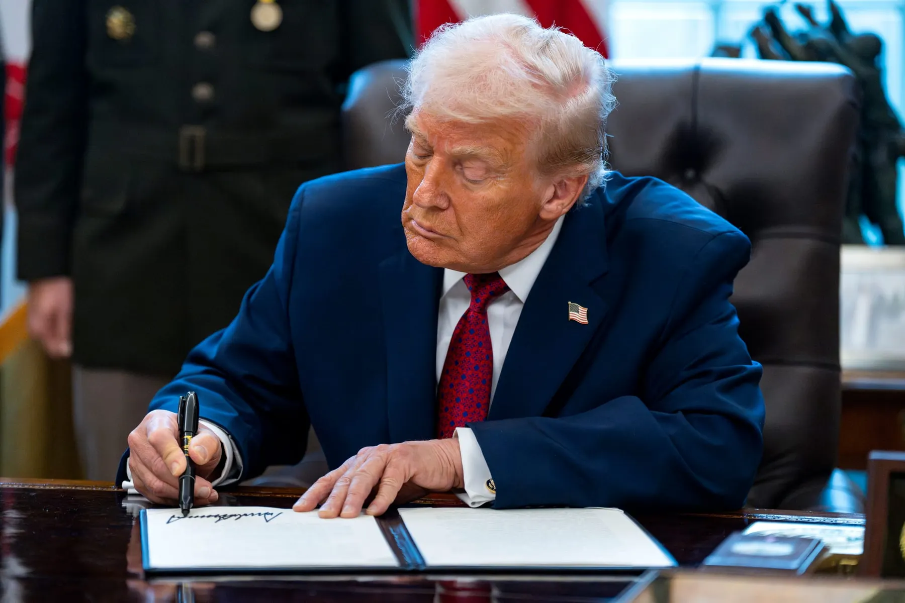 Trump firma orden ejecutiva para proteger los ingresos petroleros venezolanos en cuentas estadounidenses