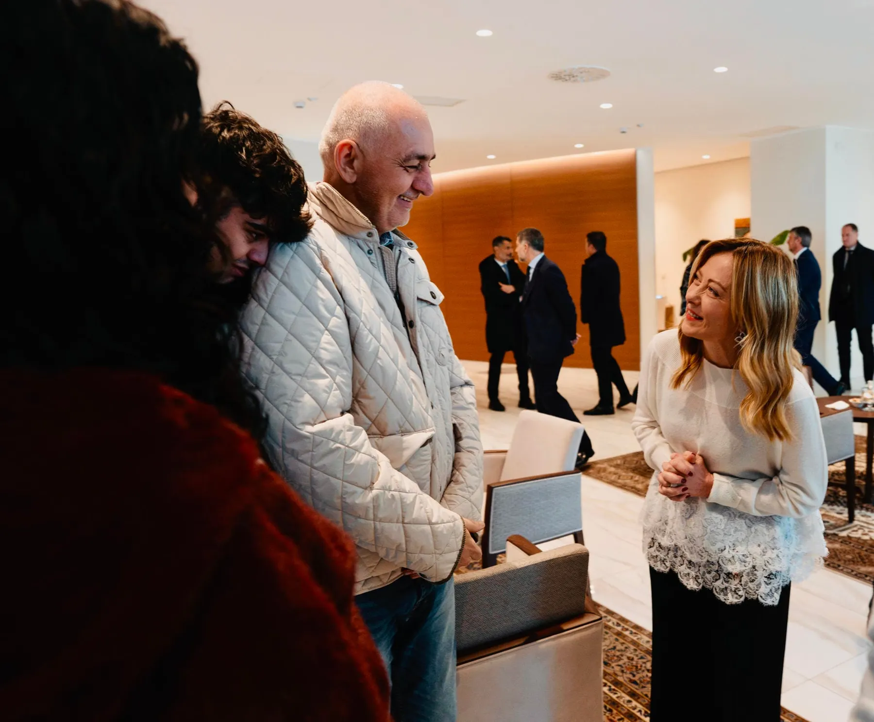 Giorgia Meloni recibe en el aeropuerto de Roma a los dos italianos excarcelados en Venezuela