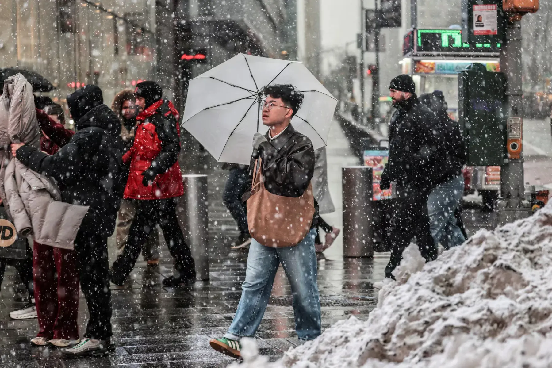 Fuerte tormenta invernal paraliza escuelas y transporte en el noreste de Estados Unidos