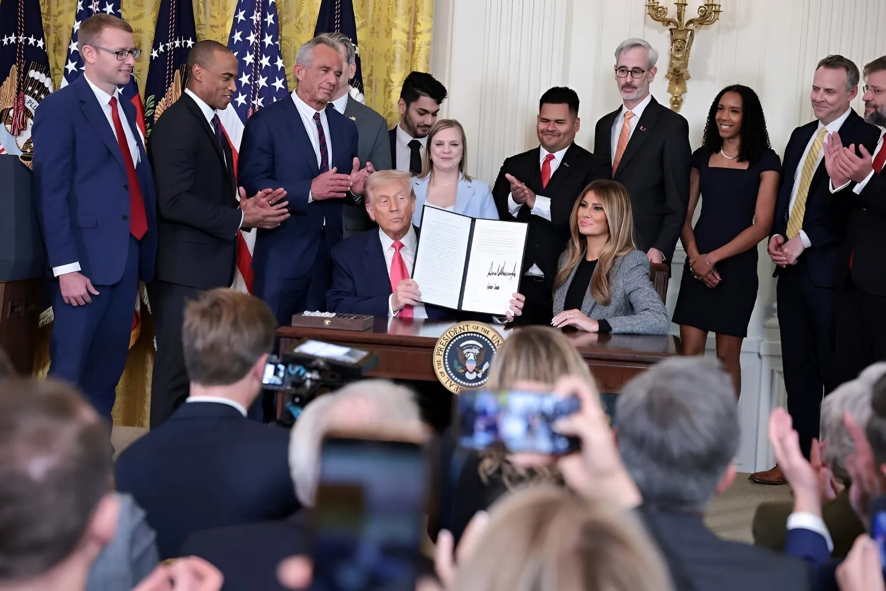 La Administración Trump tumba la norma de Biden que imponía la agenda LGBTQ+ a padres adoptivos