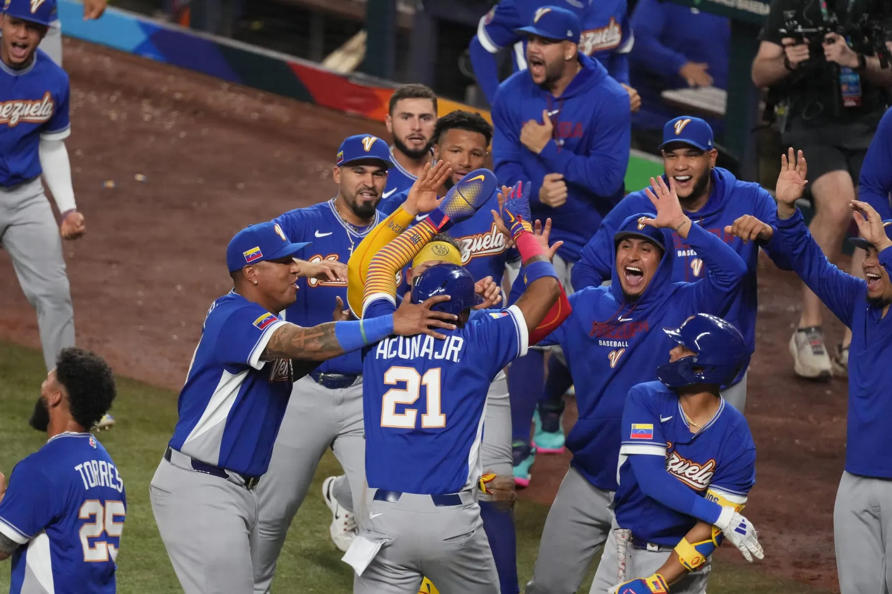 ¡Histórico! Venezuela remonta ante Italia y vuela a su primera final del Clásico Mundial