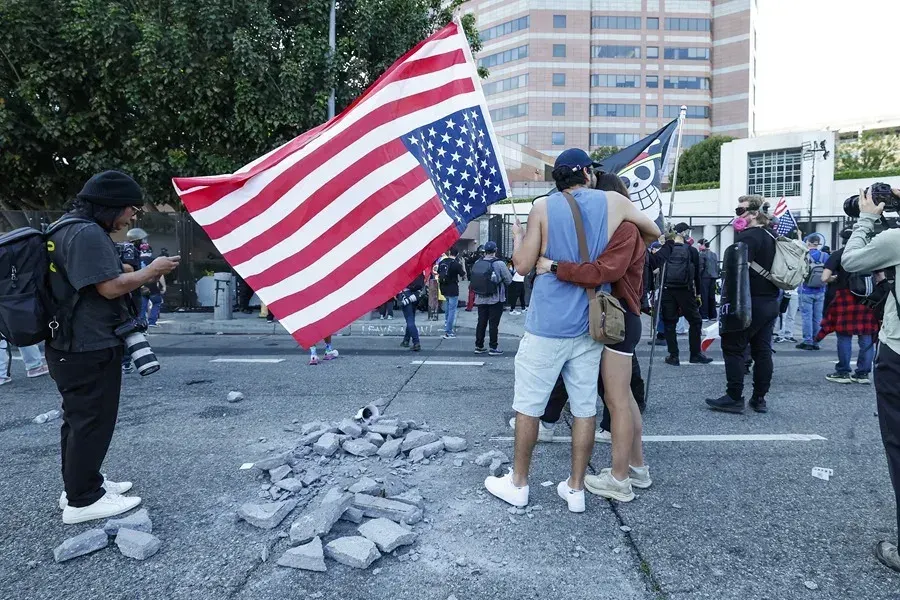 Violencia de la izquierda radical deja más de 80 detenidos en protestas contra Trump