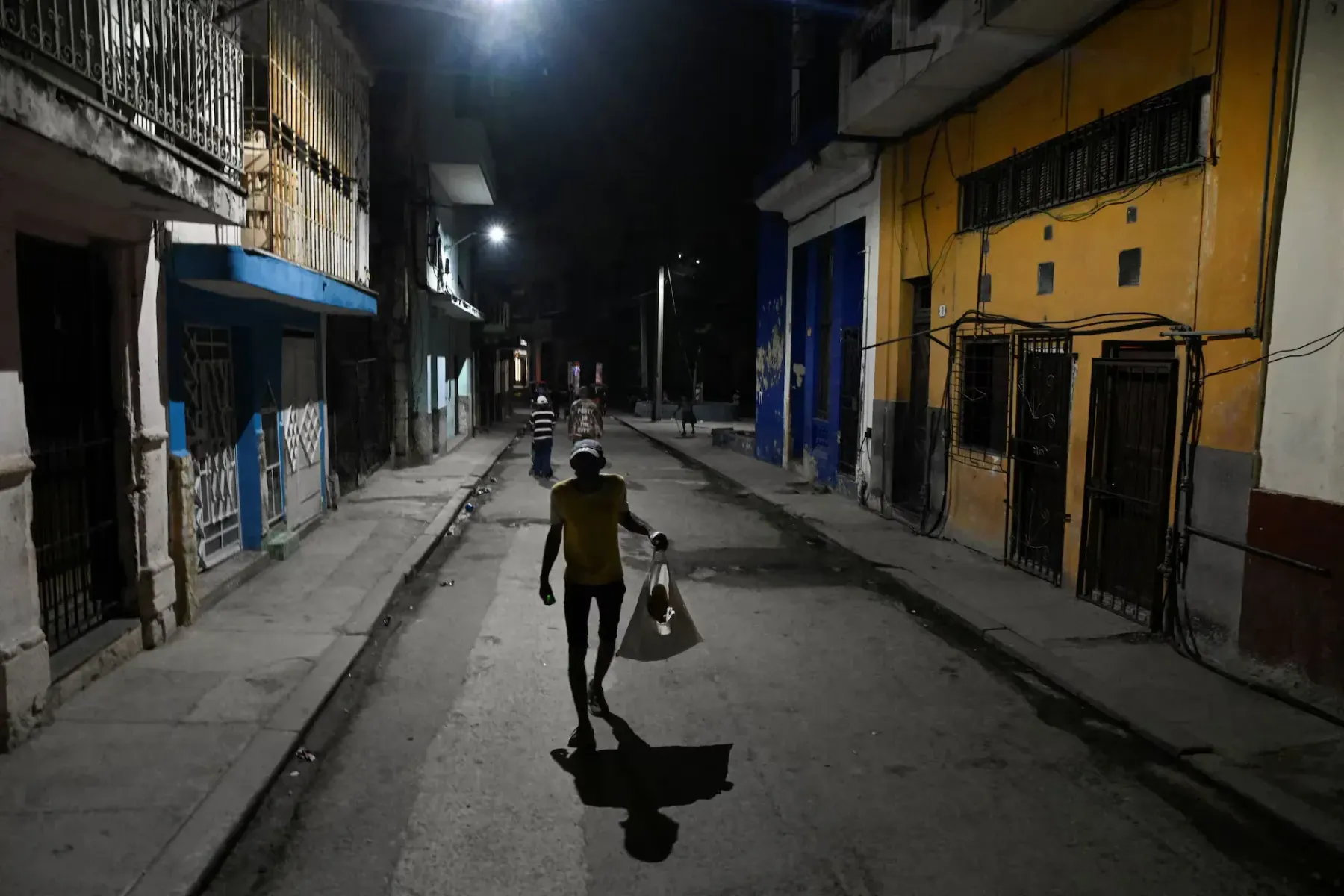 Crisis en Cuba: manifestantes incendian sede del Partido Comunista en Morón y la represión deja un herido de bala