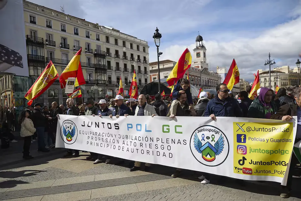 La policía española estalla contra la humillación de Pedro Sánchez y los agentes recorren Madrid pidiendo equiparación salarial