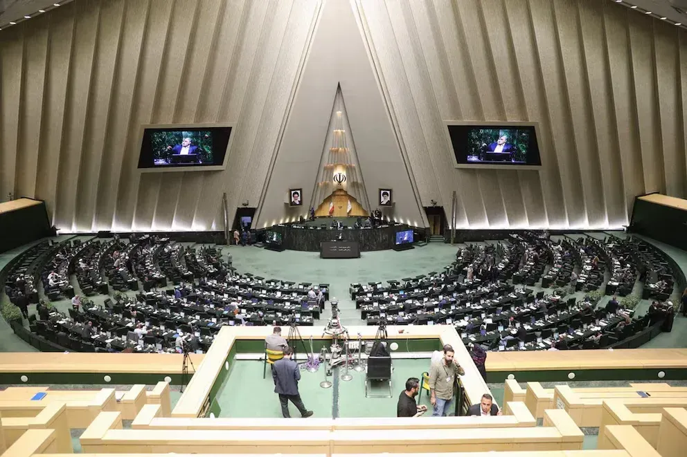 El régimen de Irán agita la amenaza nuclear al debatir su salida del tratado de no proliferación