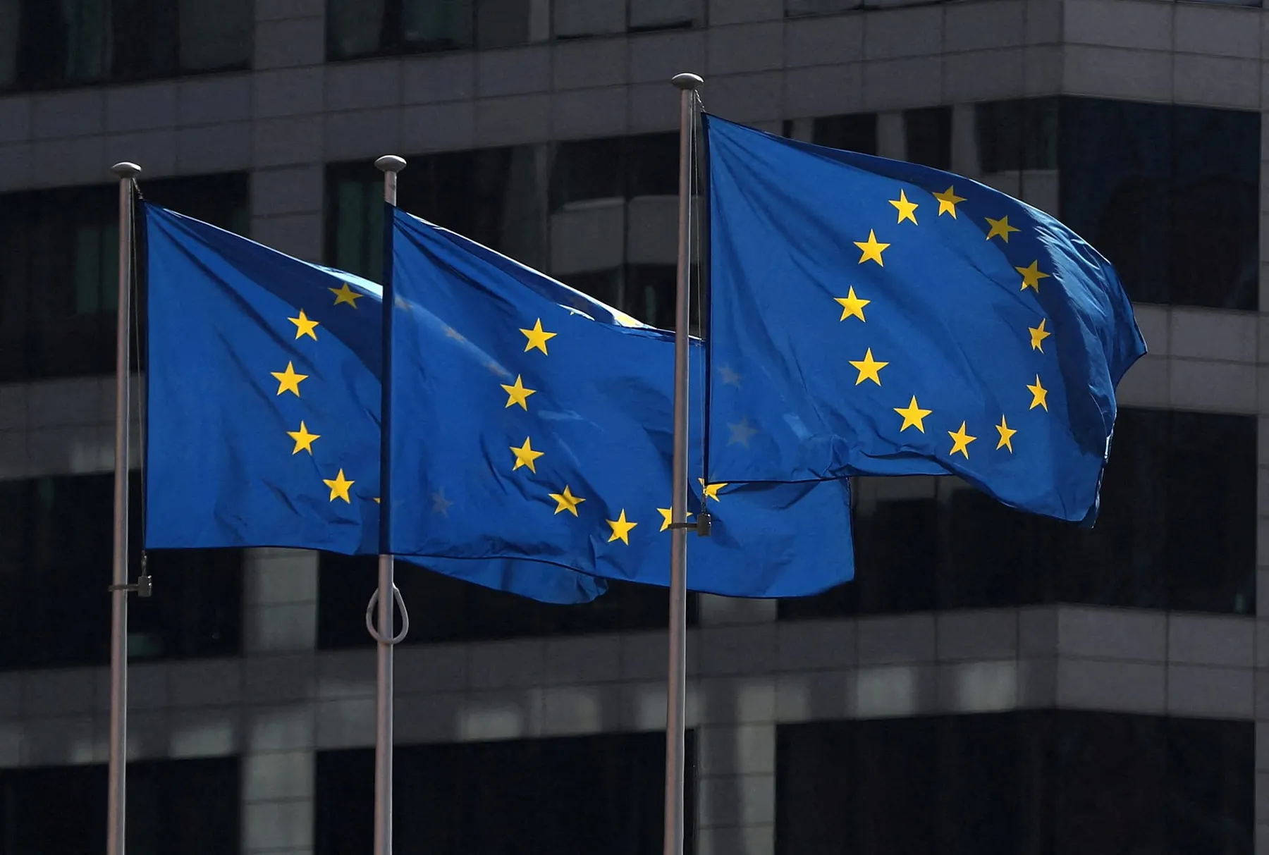 El socialismo europeo da la espalda a Sánchez: Dinamarca y Malta se unen a los centros de deportación