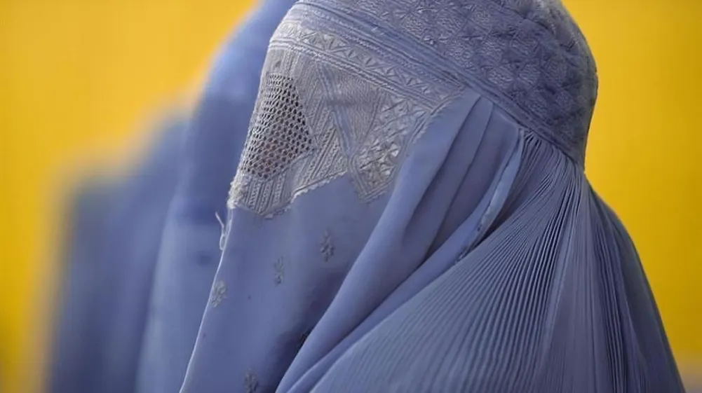 El Parlamento de Cantabria exige prohibir el burka y el niqab en espacios públicos por atentar contra la dignidad de la mujer