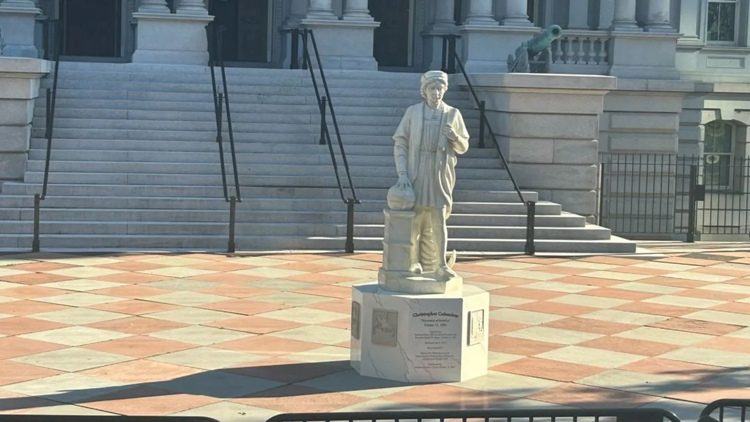 Donald Trump instala una estatua de Cristóbal Colón en la Casa Blanca contra la agenda 'woke'